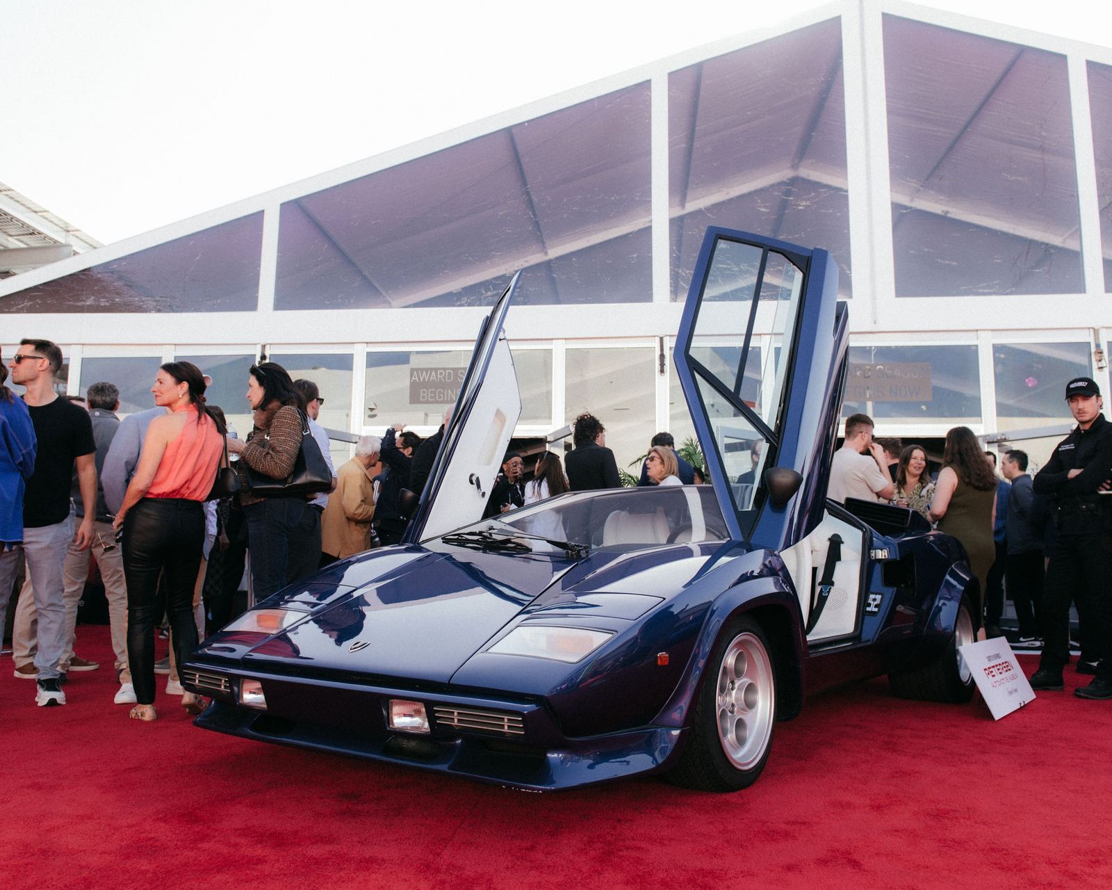 Vehicle display on the rooftop